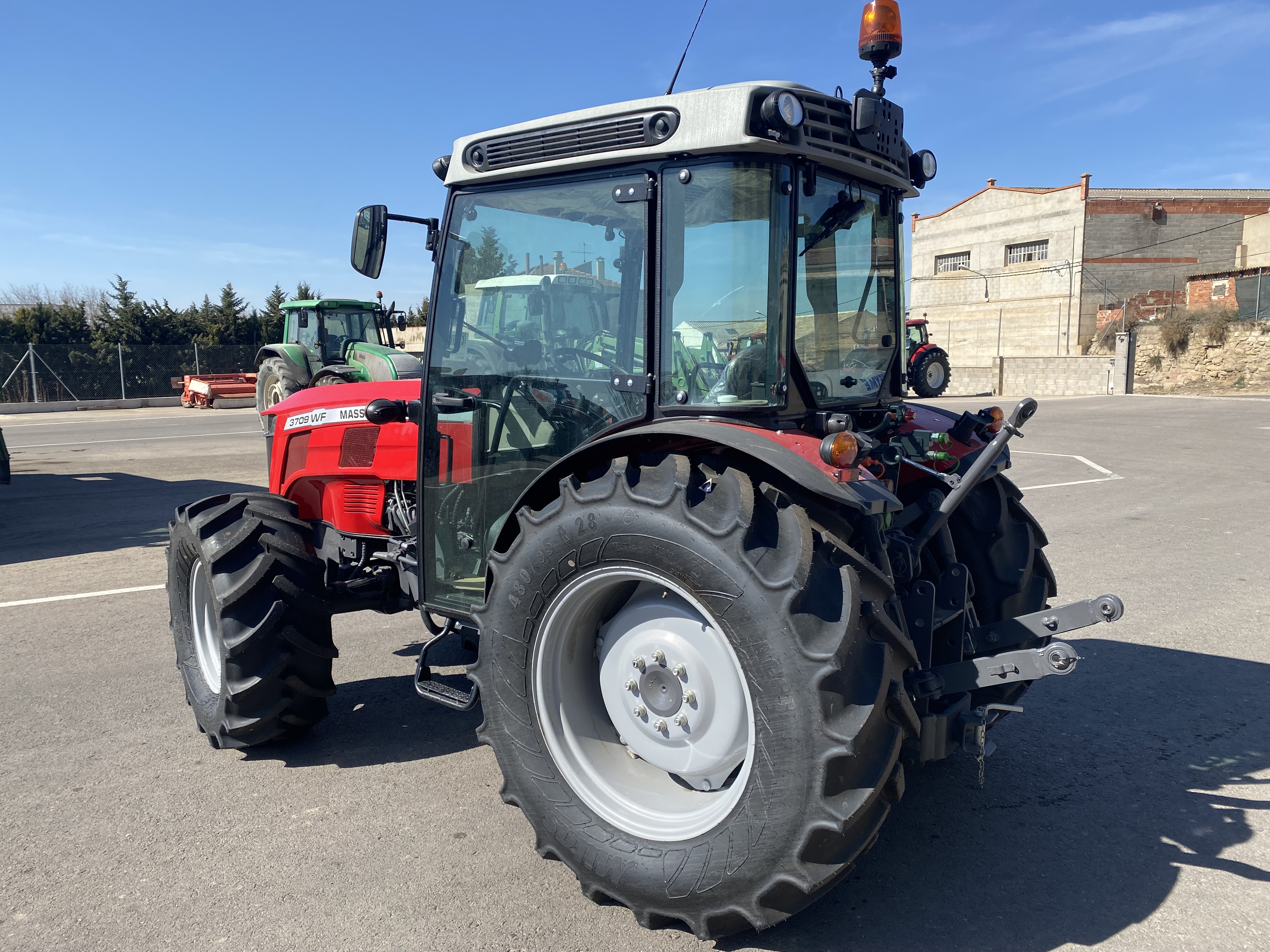 Massey Ferguson 3709 WF en alquiler